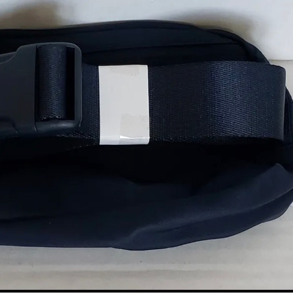 NAVY Lululemon Athletica Everywhere Belt Bag in True Navy💙 - Picture 2 of 4